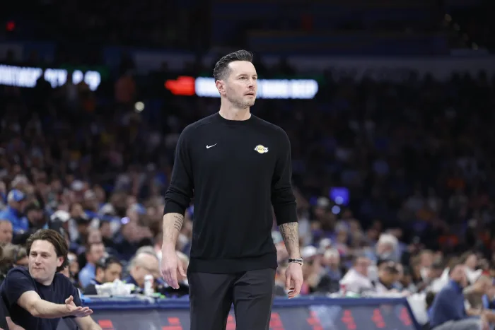 湖人主帅雷迪克在谈及新星弗拉格时，果断否定了外界将其与希尔相提并论的说法。